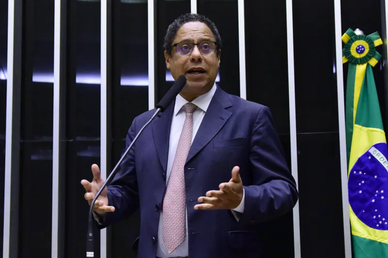 Imagem ilustrativa da imagem RELATOR DO PL DAS FAKE NEWS DEFENDE IMUNIDADE PARLAMENTAR NAS REDES