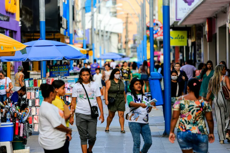 Em 2022, a massa do rendimento mensal real de todos os trabalhos subiu 6,6%, diz o IBGE