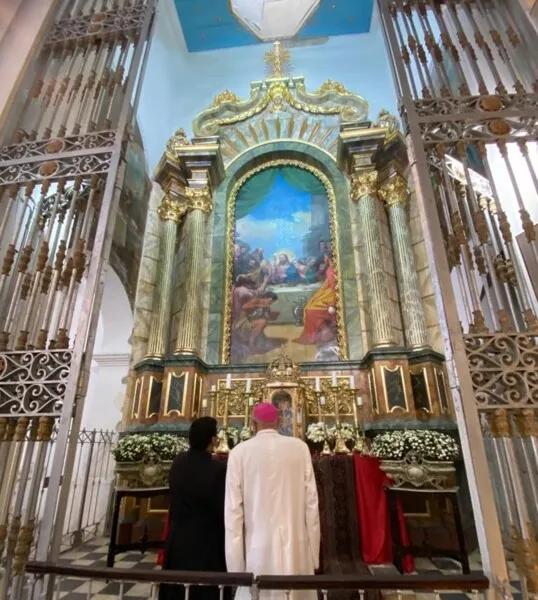 Altar que foi restaurado é um retábulo neoclássico de madeira policromada do século XIX