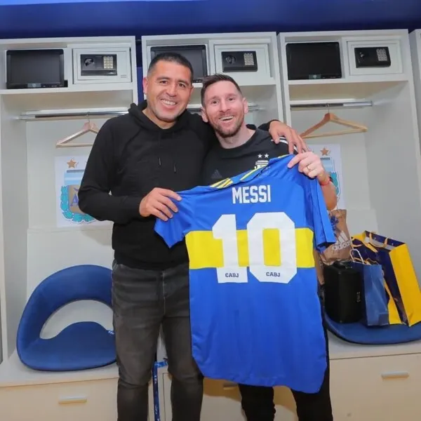 Riquelme, ídolo do Boca, e Messi, ídolo do Barcelona, estarão participando de embate festivo em La Bombonera