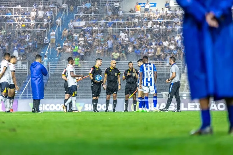 Momento em que árbitros falam com jogadores dos times, sobre realização ou não do jogo