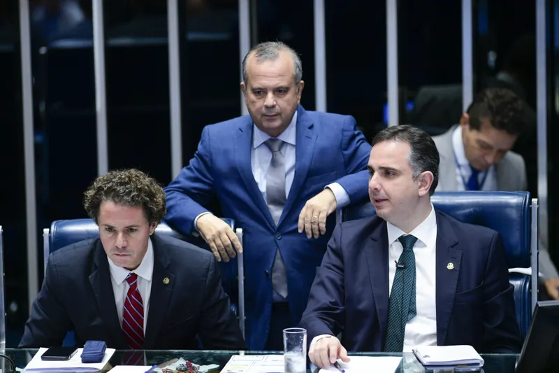 Plenário do Senado Federal durante continuação da 57ª sessão deliberativa ordinária, destinada à apreciação das Medidas Provisórias nºs 1.154 e 1.164, de 2023.

Mesa: 
vice-presidente do Senado Federal, senador Veneziano Vital do Rêgo (MDB-PB);
senador Rogerio Marinho (PL-RN);
presidente do Senado Federal, senador Rodrigo Pacheco (PSD-MG).

Foto: Pedro França/Agência Senado