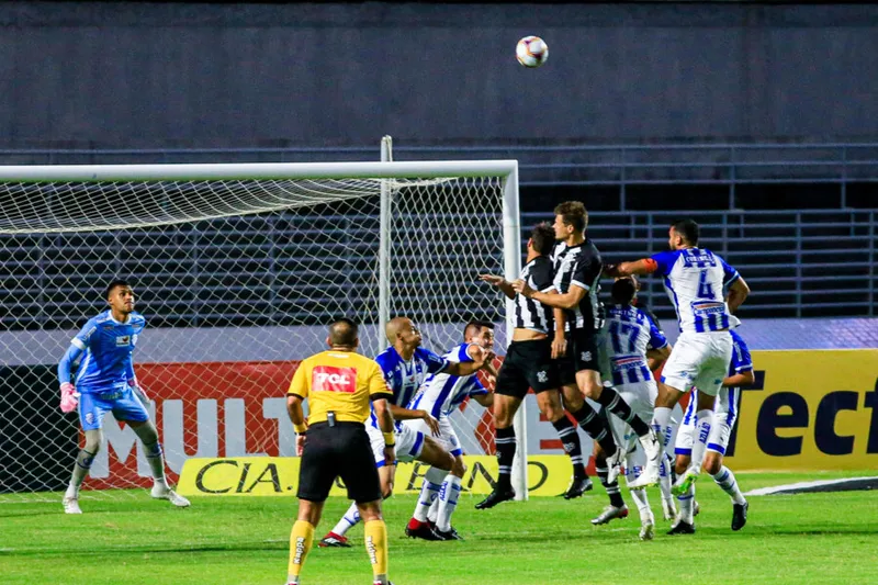CSA e Figueirense se enfrentam no Estádio Orlando Scarpelli, em Florianópolis-SC
Lance do jogo entre CSA x Figueirense. Partida válida pela 14ª rodada do Campeonato Brasileiro da Série B de 2020, realizada no Estádio Rei Pelé. Alagoas - Brasil.
Foto: Ailton Cruz