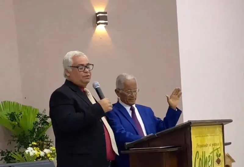 Seminarista Natanael (E) pede a Deus para a unção do Seu Espírito tocar o pastor Jonas Bispo na pregação
