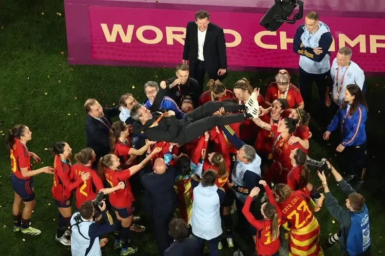 Técnico Jorge Vilda é arremessado ao alto por algumas jogadoras espanholas