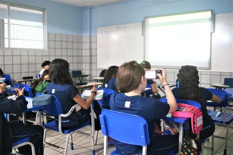 A Prefeitura do Rio de Janeiro, por exemplo, proibiu o uso de celulares dentro da sala