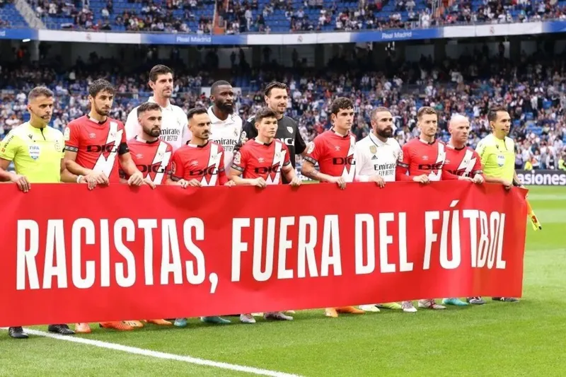Faixa com a frase “Racistas, fora do futebol” foi exibida antes de Real x Rayo Vallecano, em homenagem a Vini Jr.