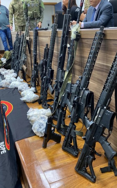 Durante a operação na Região Metropolitana do Rio, a polícia apreendeu 13 fuzis e 1 pistola