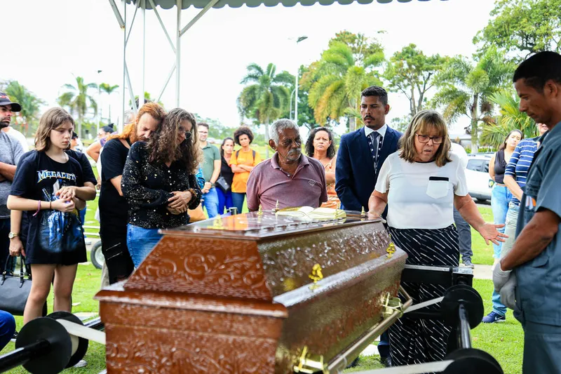 Maceió, 06 de outubro de 2023
Sepultamento de Cláudio Francisco Vieira, realizado no Cemitério Parque das Flores, em Maceió. Alagoas – Brasil.
Foto:@Ailton Cruz