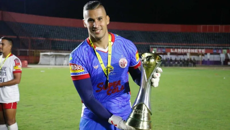 Goleiro Bruno Pianissolla, de 36 anos, foi campeão da Série D, em 2022, e é o novo contratado do Alvinegro