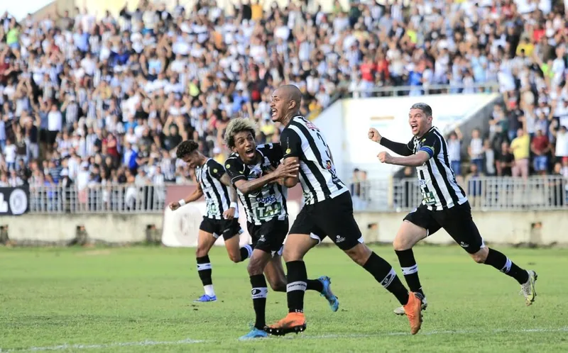 Zagueiro Benne estava no Camboriú e está de volta ao Alvinegro para compor o elenco da próxima temporada