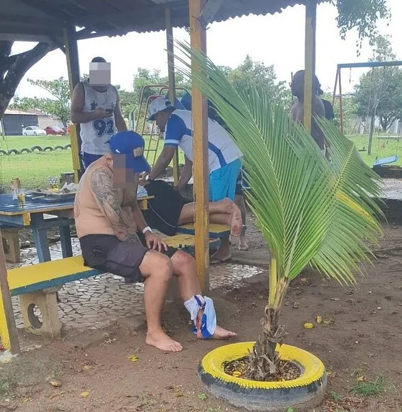 Torcedores do CSA estavam bebendo na porta da casa de um deles quando foram baleados