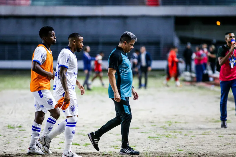 Marcelo Cabo e alguns jogadores podem não permanecer no Azulão para o ano que vem