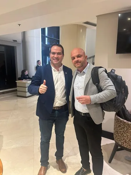 Christiano Beltrão (dir) ao lado de Marcelo Paes, presidente do Fortaleza e Liga Forte, durante o encontro em São Paulo