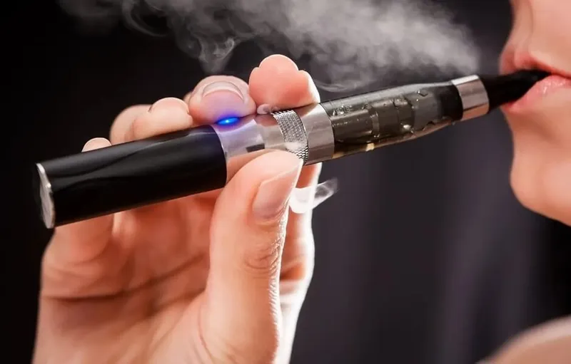 A Anvisa ressalta que cigarros eletrônicos são considerados produtos fumígeno