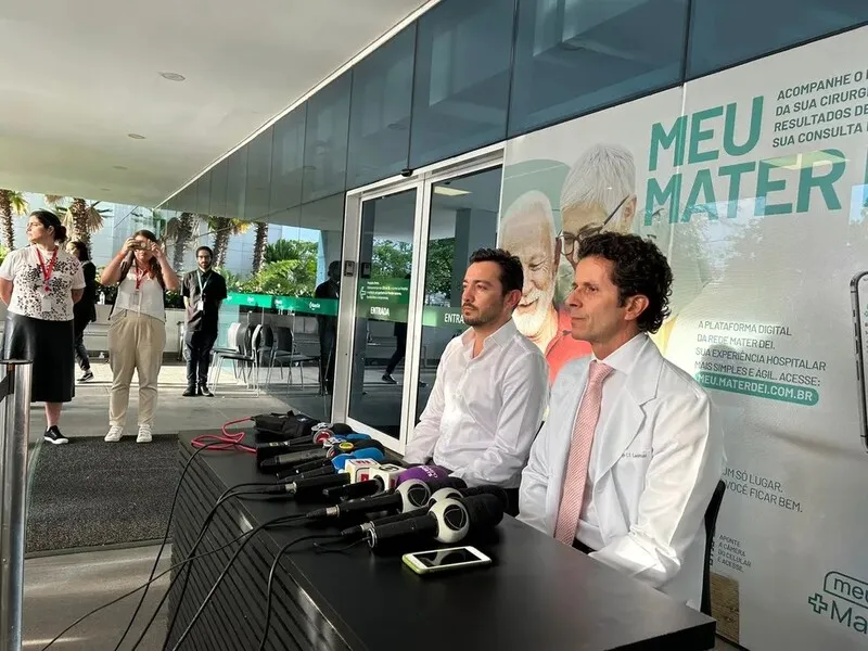 Rodrigo Lasmar (dir) comentou sobre a cirurgia realizada no joelho esquerdo de Neymar: “Foi um sucesso”