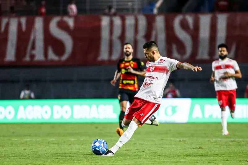 Atacante Renato não viajou com a delegação do CRB para o interior de São Paulo e é desfalque por mais um jogo