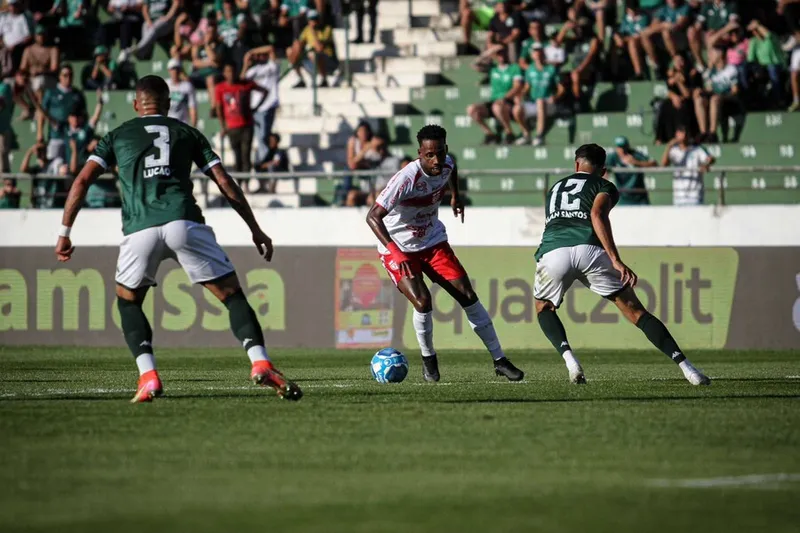 Galo venceu fora de casa apenas cinco vezes nesta Série B e fica longe de acesso