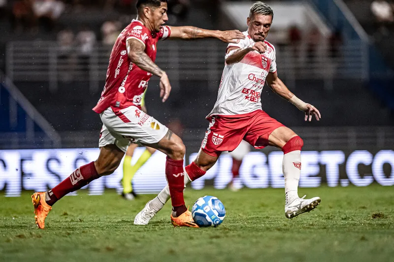 No primeiro turno, Galo sofreu uma derrota dolorosa para o Tigrão, por 3 a 0, no Rei Pelé