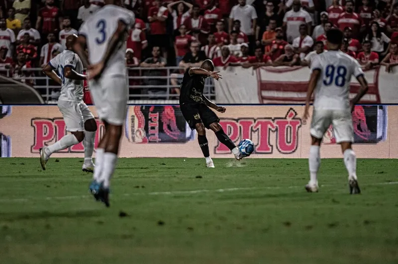 Galo larga na frente com Renato, mas empilha finalizações erradas e Leão iguala com Gabriel Poveda, em jogo atrasado pela 17ª rodada