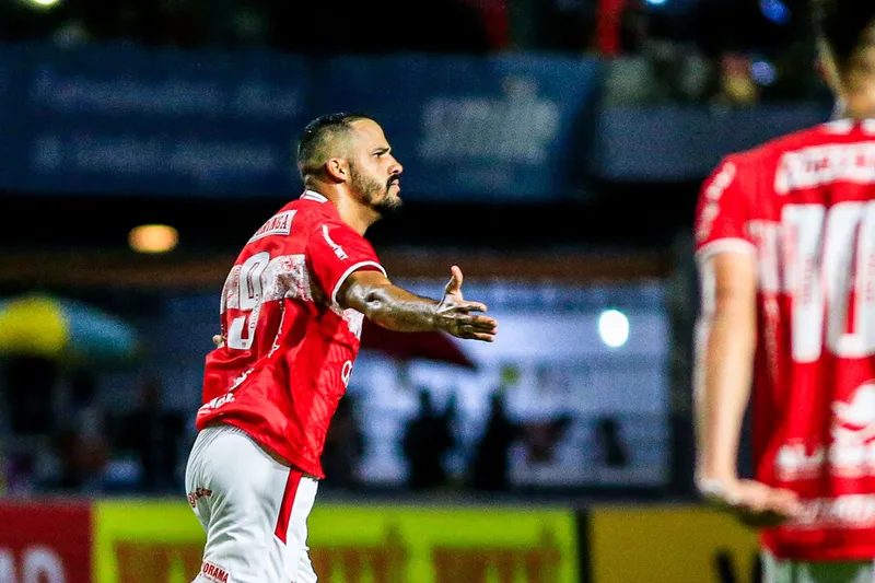 Time regatiano chegou ao terceiro jogo seguido sem vencer e teve Anselmo Ramon expulso