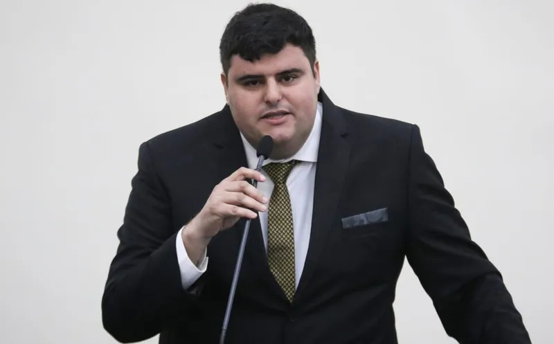 Imagem ilustrativa da imagem DEPUTADO HENRIQUE CHICÃO TOMA POSSE COMO DEPUTADO NA ASSEMBLEIA