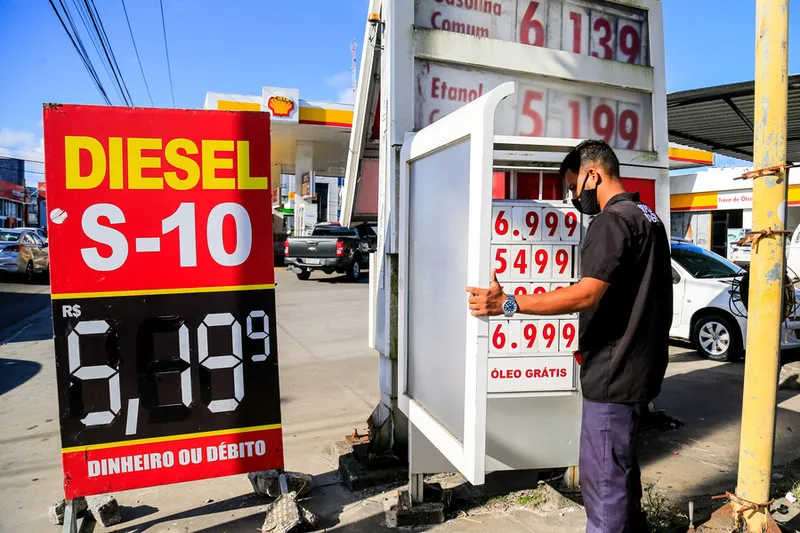 O preço do diesel subiu pela sexta semana seguida nos postos brasileiros, diz ANP