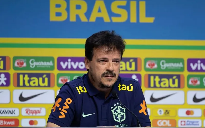 Técnico da Seleção, Fernando Diniz anunciou os substitutos de Renan Lodi e Vanderson, que foram cortados