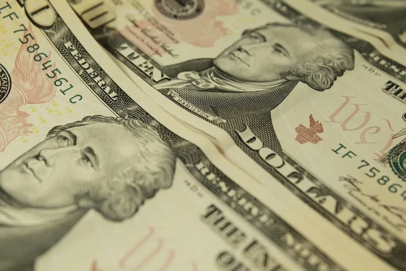 O dólar disparou 1,15% e fechou cotado a R$ 5,046 nesta quarta-feira (27)