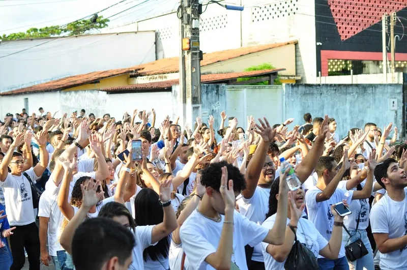 Arrastão do Movimento EJC percorreu as principais ruas do bairro do Poço, com muita música e animação