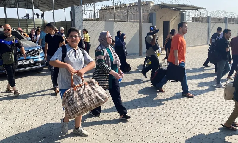 Imagem ilustrativa da imagem ESTRANGEIROS COMEÇAM A DEIXAR GAZA PELA FRONTEIRA EGÍPCIA