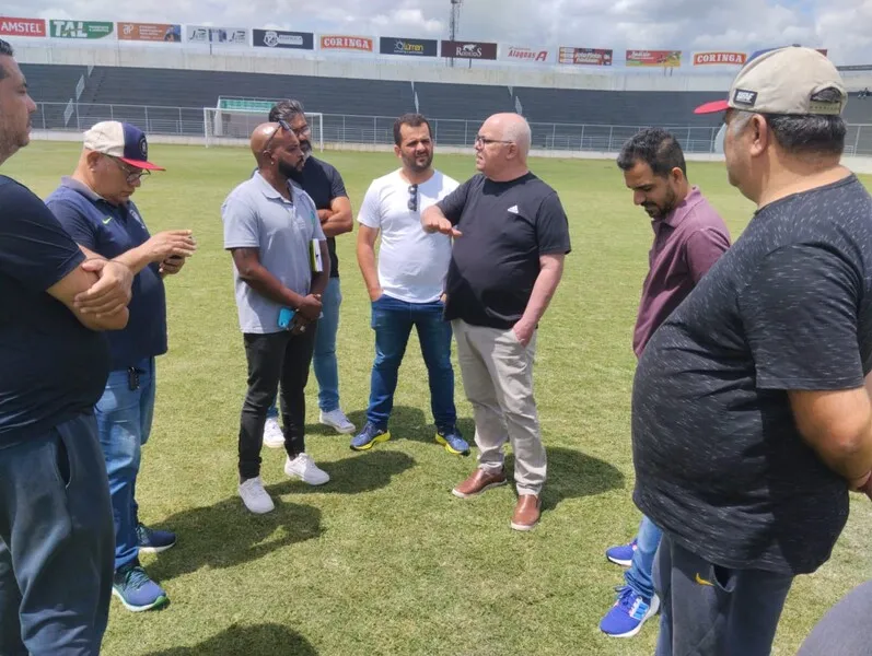 Representantes da FAF e da empresa GreenLife fizeram inspeção no Estádio Coaracy da Mata, em Arapiraca