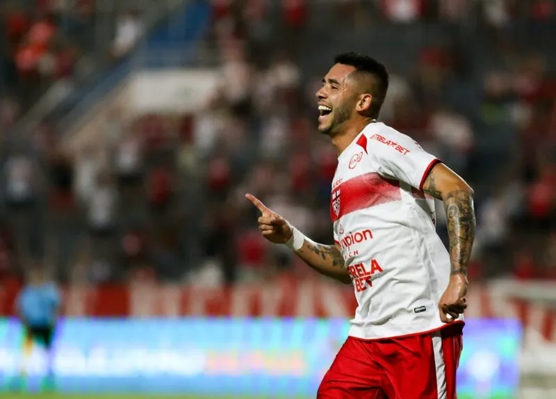 Atacante Renato volta ao time do CRB, após ser liberado pelo Departamento Médico do clube