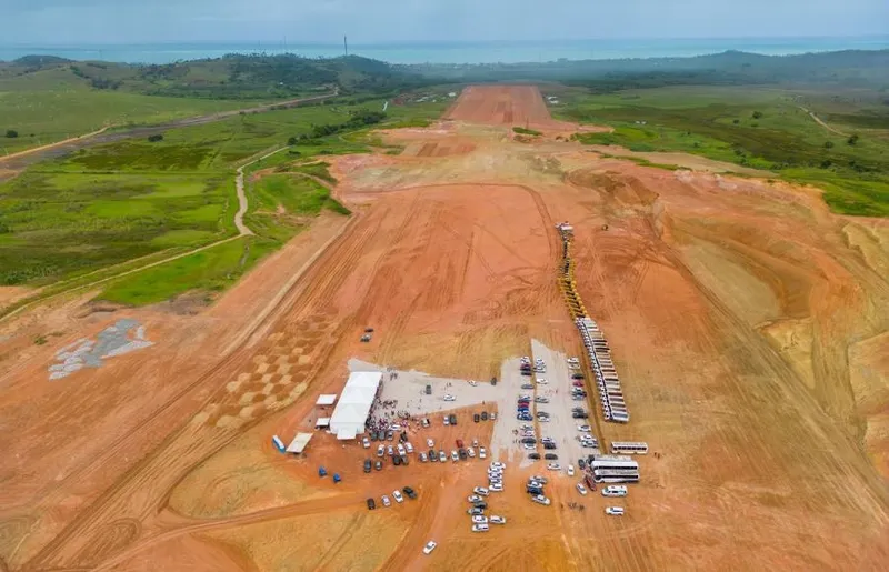 Imagem ilustrativa da imagem GOVERNADOR ANUNCIA RETOMADA IMEDIATA DE OBRAS DO AEROPORTO DE MARAGOGI