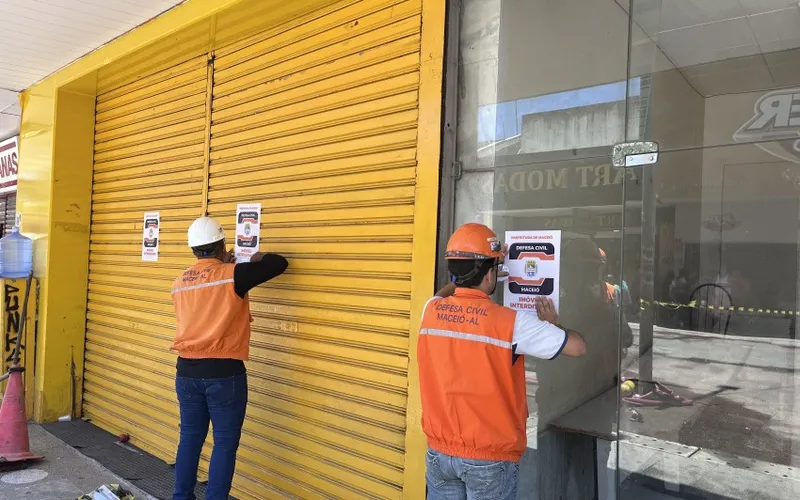 Depois do incêndio, equipes da Defesa Civil de Maceió interditam lojas vizinha ao magazine