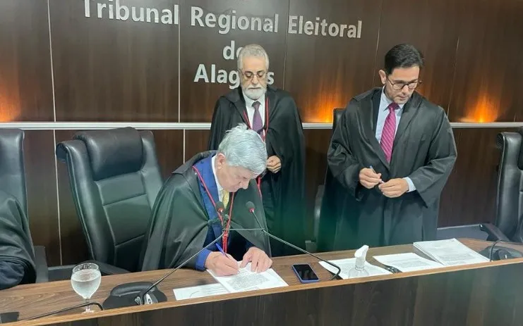 Imagem ilustrativa da imagem LOUREIRO E ALCIDES GUSMÃO ASSUMEM PRESIDÊNCIA E CORREGEDORIA DO TRE