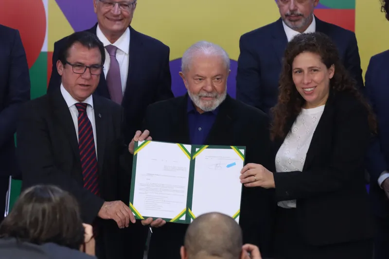 Brasília, (DF) - 28/08/2023 - O presidente Lula durante solenidade de Assinatura de Sanção do Projeto de Lei de Conversão (PLV) no 15/2023, que estabelece a política de valorização permanente do salário mínimo. Foto Valter Campanato/EBC.