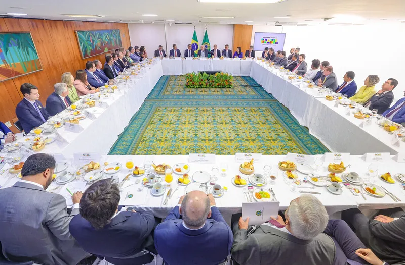 Imagem ilustrativa da imagem LULA REÚNE DEPUTADOS E PRESSIONA POR PROJETOS QUE AUMENTEM RECEITA