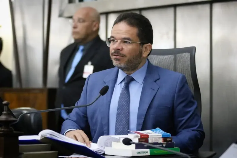 Imagem ilustrativa da imagem MARCELO VICTOR RECEBE COMENDA PROCURADORA SÔNIA SURUAGY