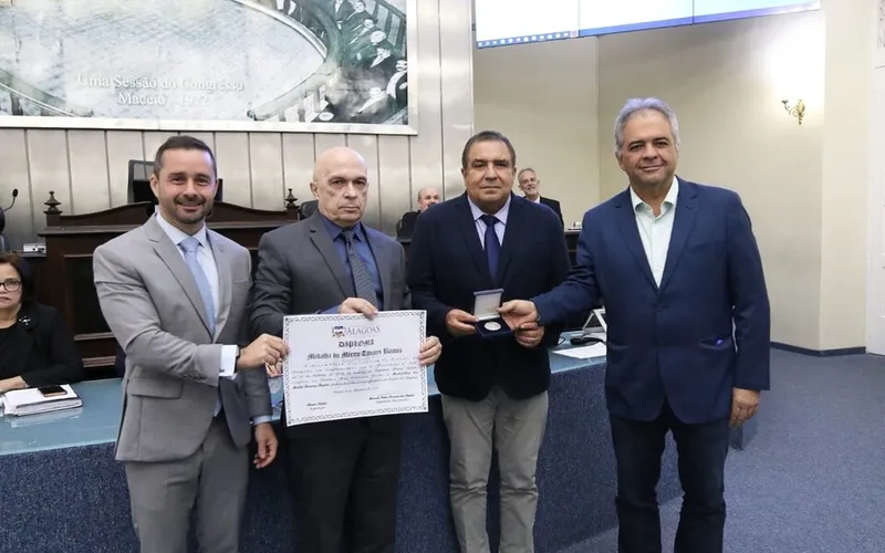 Imagem ilustrativa da imagem MÉDICO RUI COSTA RECEBE MEDALHA TAVARES BASTOS