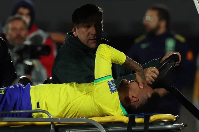 Neymar saiu do campo de maca, chorando, no final do 1º tempo do jogo Uruguai x Brasil, pelas Eliminatórias