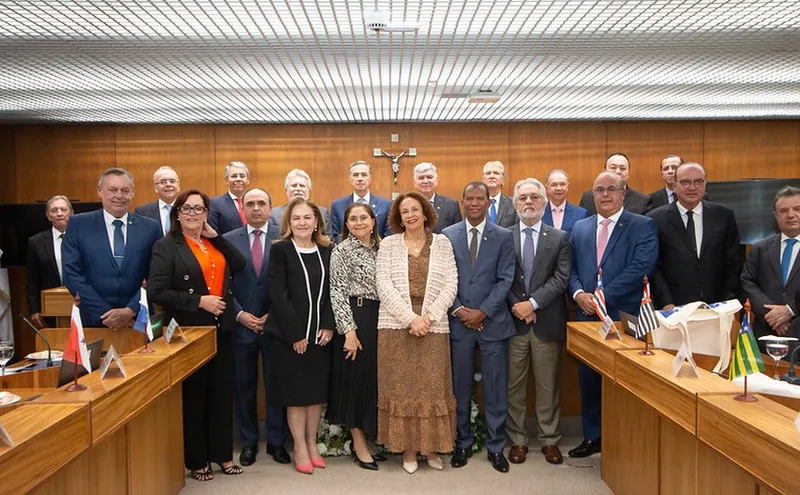 Imagem ilustrativa da imagem TOURINHO PARTICIPA DE REUNIÃO COM BARROSO