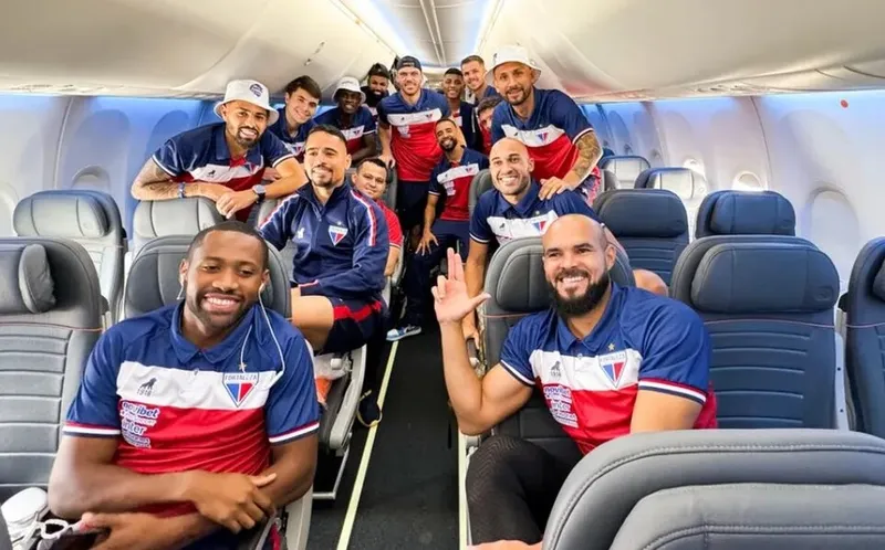 Elenco do Fortaleza no avião, durante o embarque para o jogo contra a LDU, no Uruguai