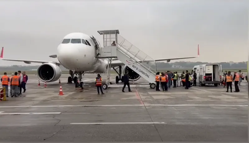 O avião foi levado a uma área mais afastada, onde houve uma nova revista de passageiros e bagagens