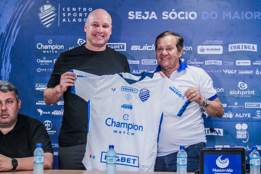Técnico Rogério Corrêa esteve ao lado do presidente executivo Rafael Tenório em sua apresentação oficial no CSA