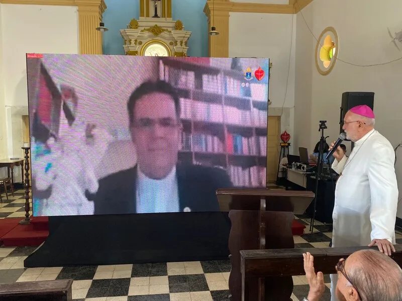 Dom Carlos Alberto Breis (no telão) foi apresentado como bispo coadjutor da Arquidiocese de Maceió