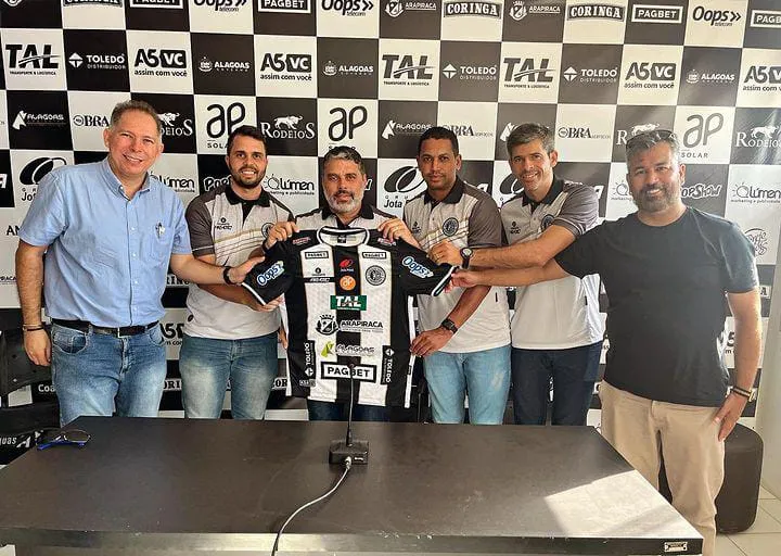 Leandro Sena posou pela primeira vez com a camisa do Alvinegro, ao lado de sua comissão técnica e dirigentes