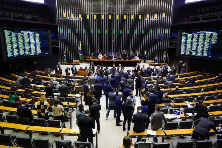 Imagem ilustrativa da imagem CÂMARA APROVA PROJETO QUE CRIMINALIZA NUDES CRIADOS POR IA