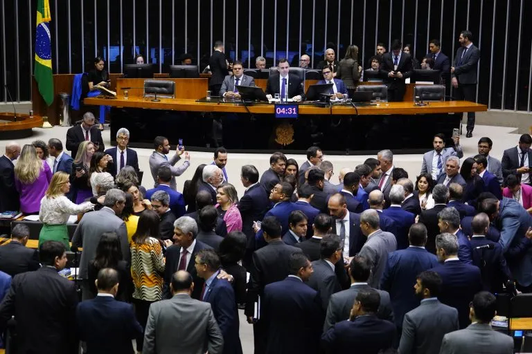 Imagem ilustrativa da imagem CONGRESSO APROVA LEI QUE OBRIGA GOVERNO A PAGAR R$ 37 BI DE EMENDAS