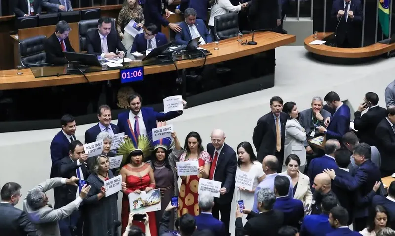 Imagem ilustrativa da imagem CONGRESSO DERRUBA VETOS DE LULA À DESONERAÇÃO E AO MARCO TEMPORAL